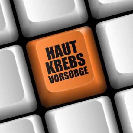 Hausarztpraxis am Redderkamp – Hautkrebs-Vorsorge Informationsschild